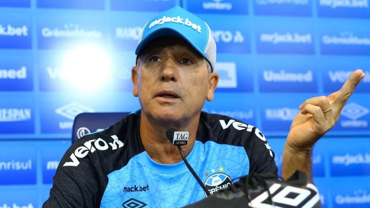 Renato Gaúcho pede desculpas pela dura declaração e defende o elenco do Grêmio.