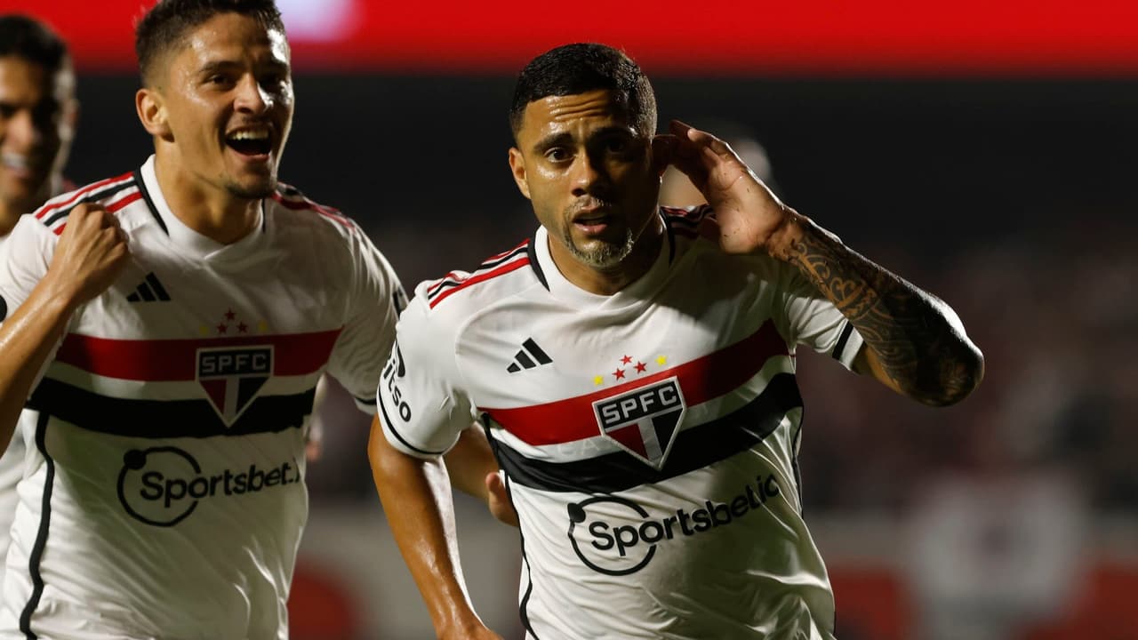 São Paulo anuncia renovação de contrato com atacante e provoca rival