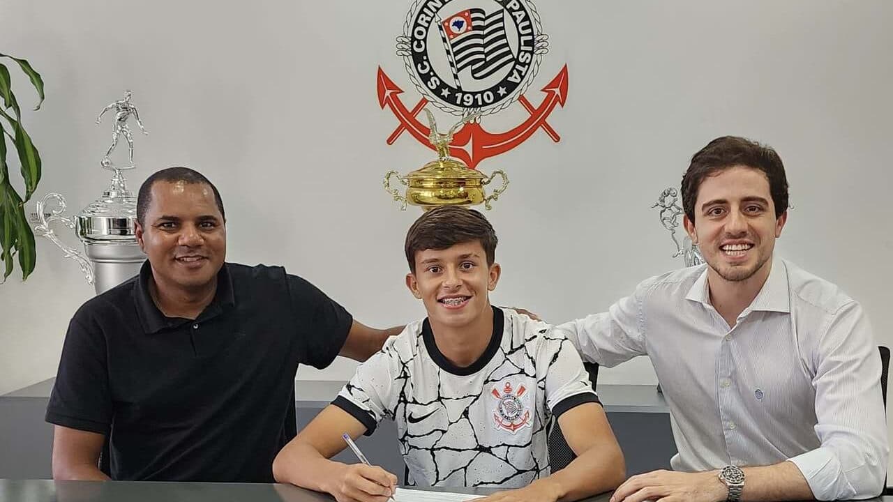 Após cinco anos no Corinthians, o meio-campista assinou seu primeiro contrato profissional