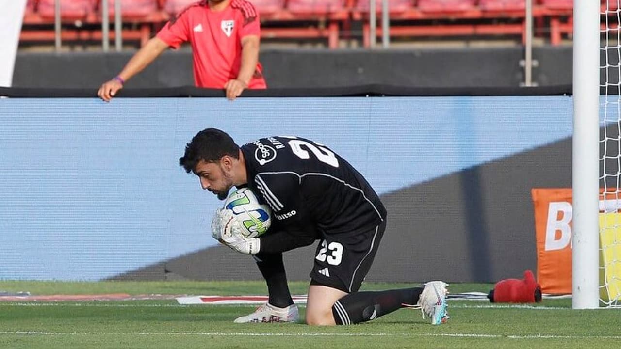 Dupla e paredão indefeso: defesa do São Paulo com Arboleda, Beraldo e Rafael em grande número