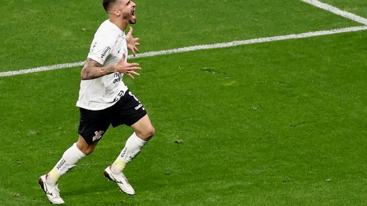 Na noite do 'Rei' Augusto, o Corinthians venceu o São Paulo e levou vantagem nas semifinais da Copa do Brasil;   veja o resultado