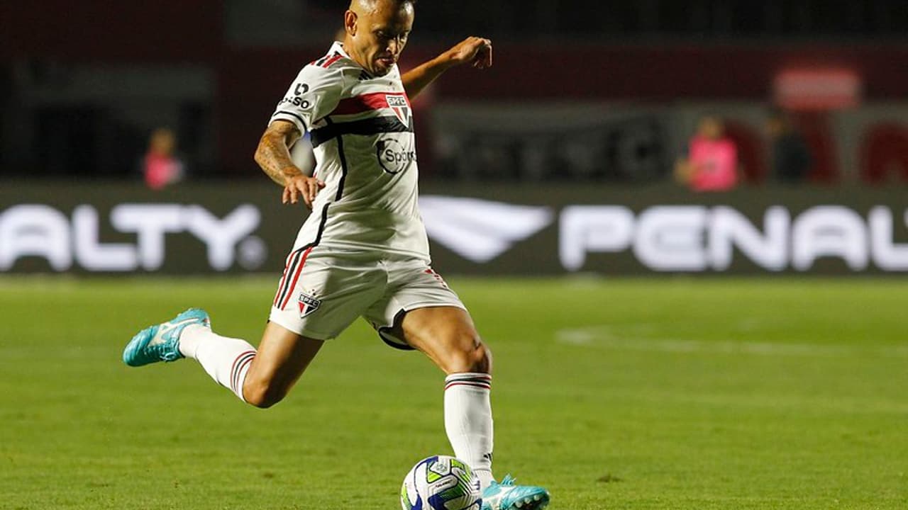 Ceni acabou com três zagueiros no São Paulo: Raphinha, Caio e Luciano voltaram ao time titular contra o Botafogo;   Confira