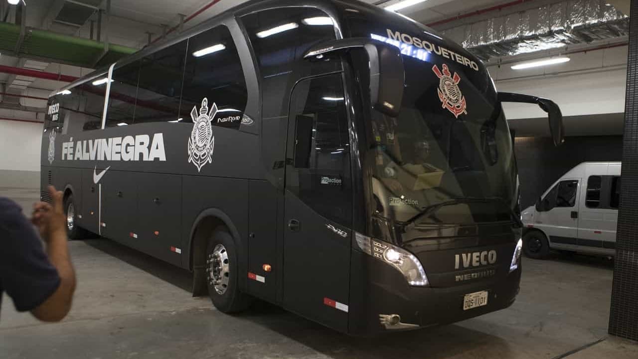 Entenda o contraste entre Corinthians e marca alemã nas negociações de ônibus