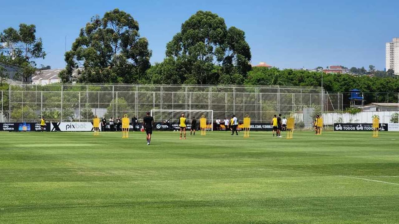 Sem trio de meio-campistas, Lázaro traça escalação titular do Corinthians para primeiro amistoso