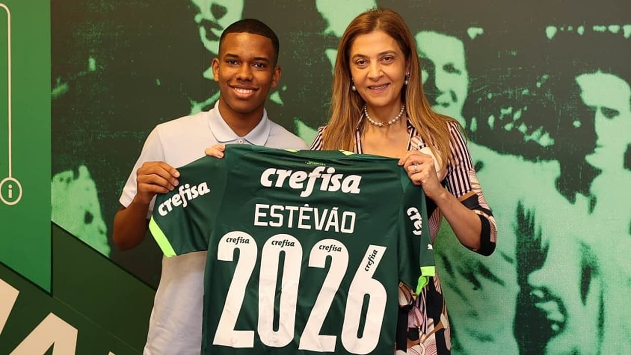 Estevão completou 16 anos quando assinou contrato profissional com o Palmeiras