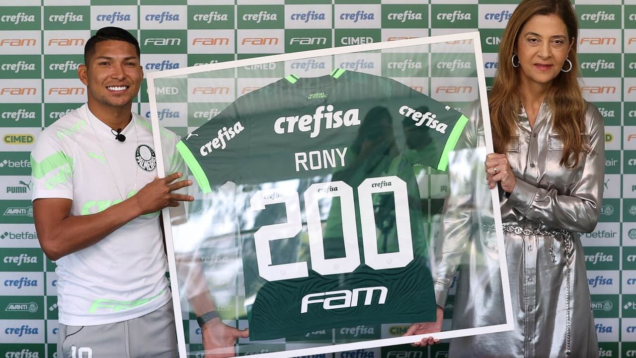 Palmeiras homenageia os 200 jogos de Rooney com camisa do clube: 'Não tem preço'