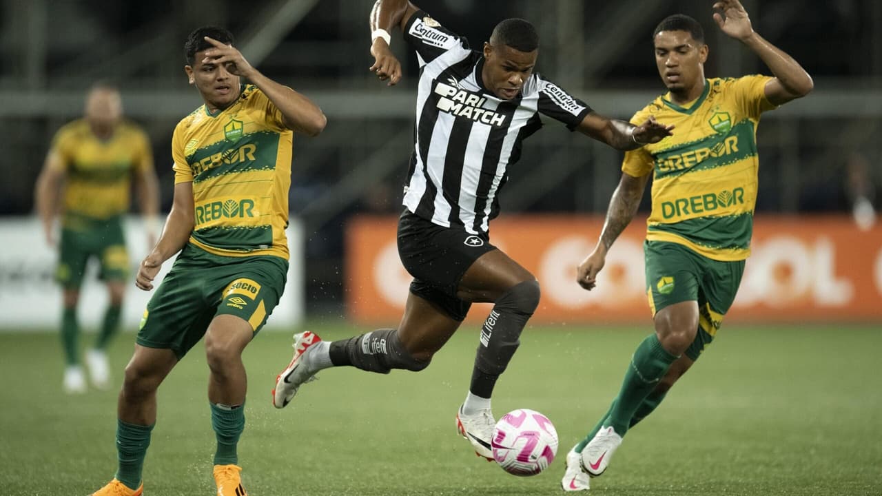 Botafogo perde para o Cuiabá e desperdiça chance de aumentar vantagem na liderança do Brasileiro