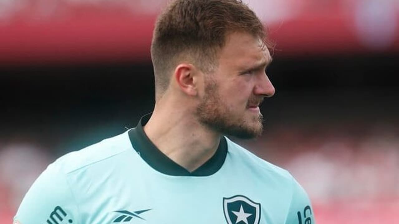 Lucas Perry não se envolve em treinos e confronto do Botafogo com o Corinthians é dúvida