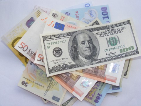 É melhor investir em euro ou em dólar?