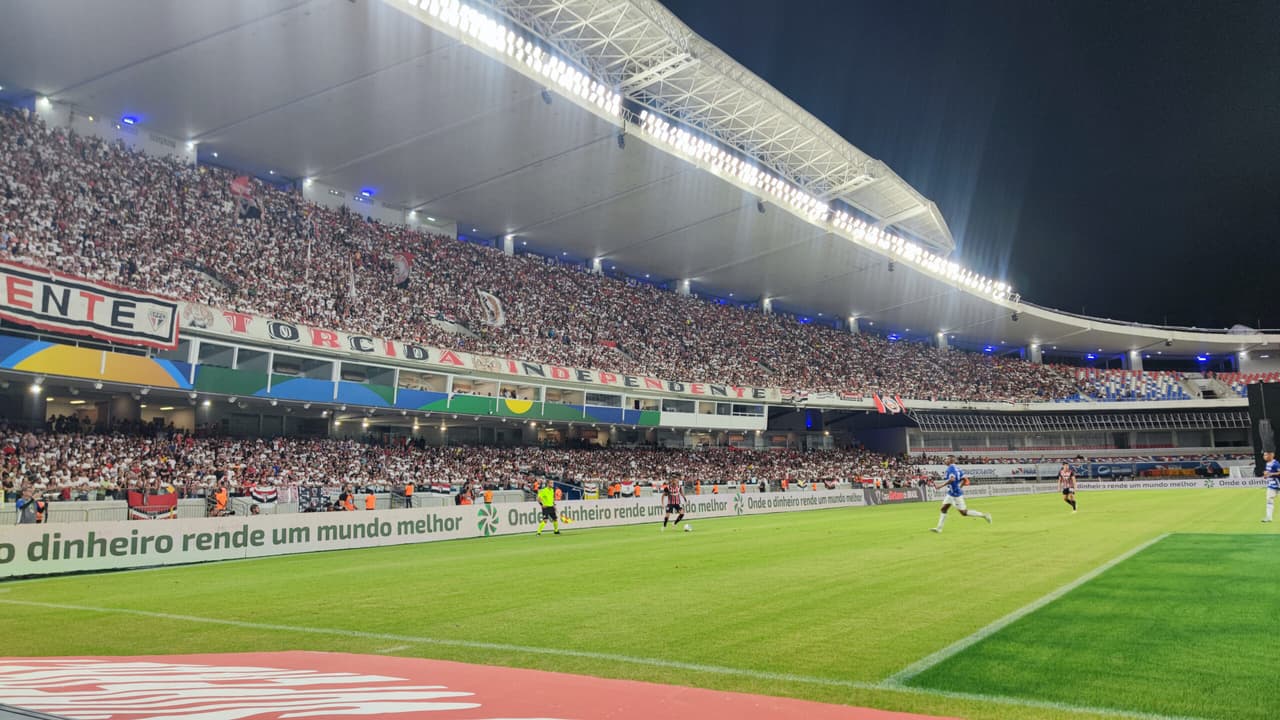 Torcida do Águia de Marabá faz movimentos de dança contra o São Paulo