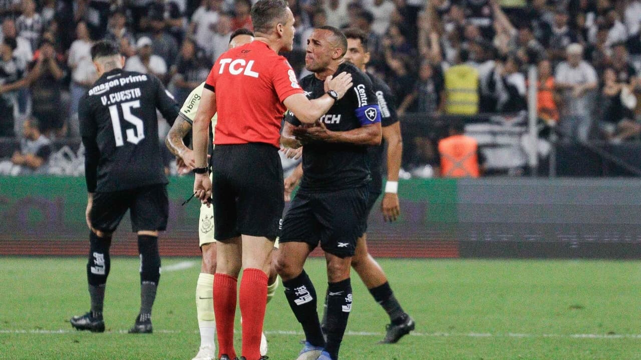 Marçal, do Botafogo, baleado após ser enviado ao Corinthians: 'Isso é roubo, Abel!'