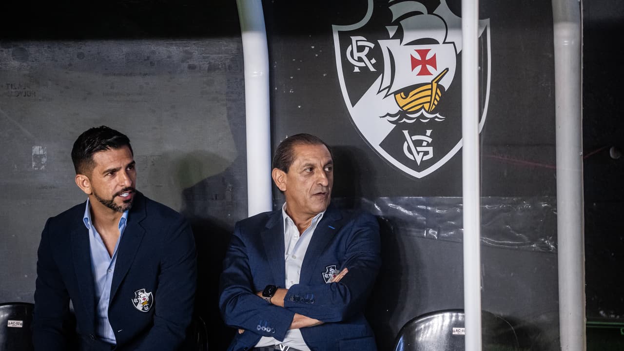 Ramon e Emiliano Diaz tentam livrá-los da saída, mas Vasco recusa