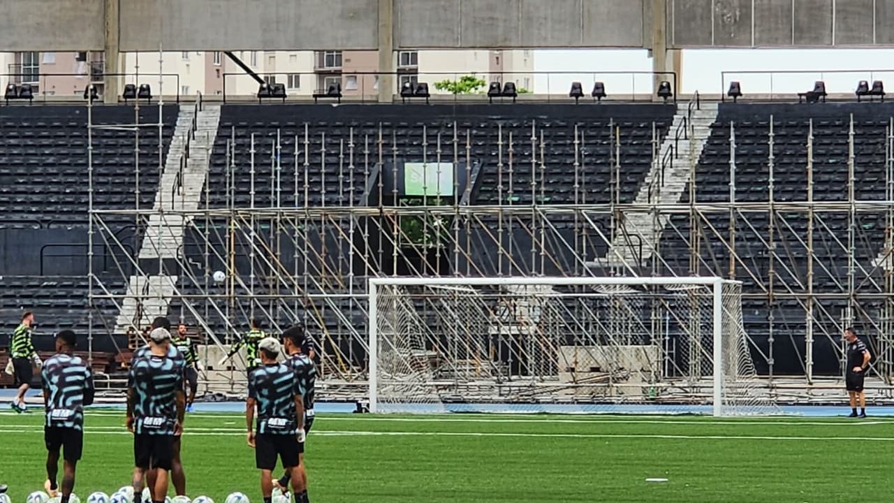 Construção da estrutura do show começa com Nilton Santos