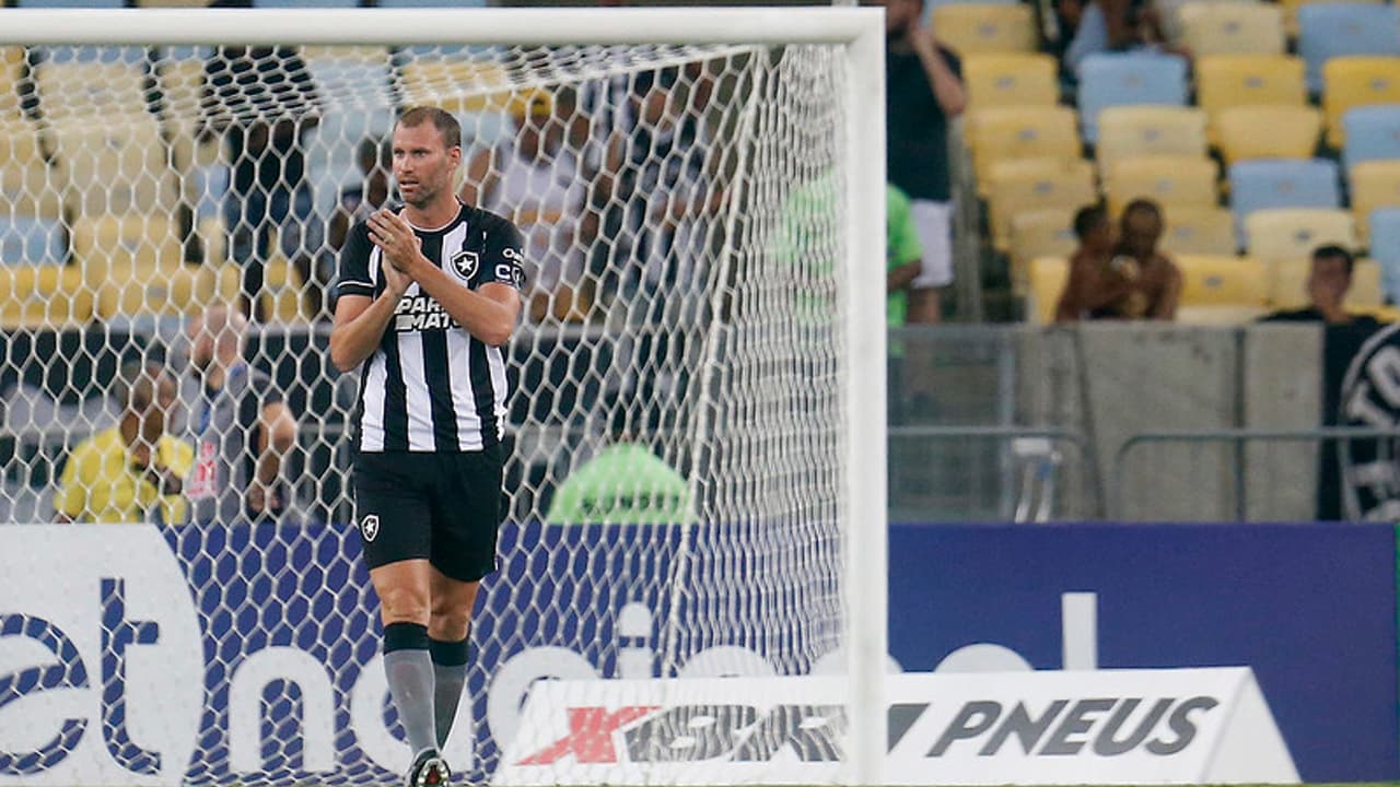 Joel Carly entra na fogueira em clássico e mostra que ainda tem lenha para queimar no Botafogo