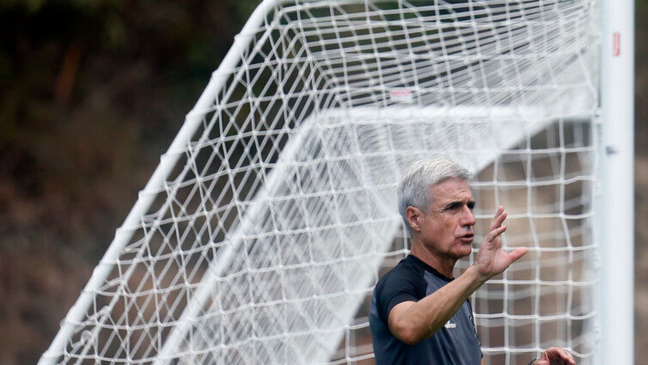 Botafogo está em dúvida sobre time para enfrentar o Goiás;   verifique a linha