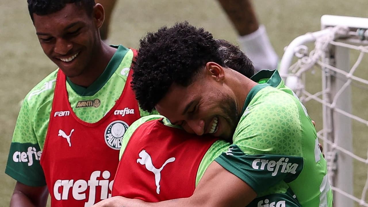 Palmeiras Treina Allianz Parque e responsável pela proteção do novo gramado: perto da natureza