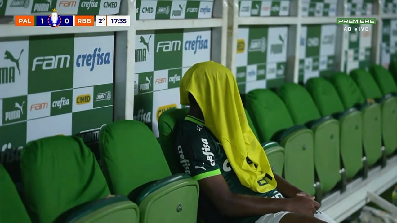 Endrick chora no banco do Palmeiras após substituição