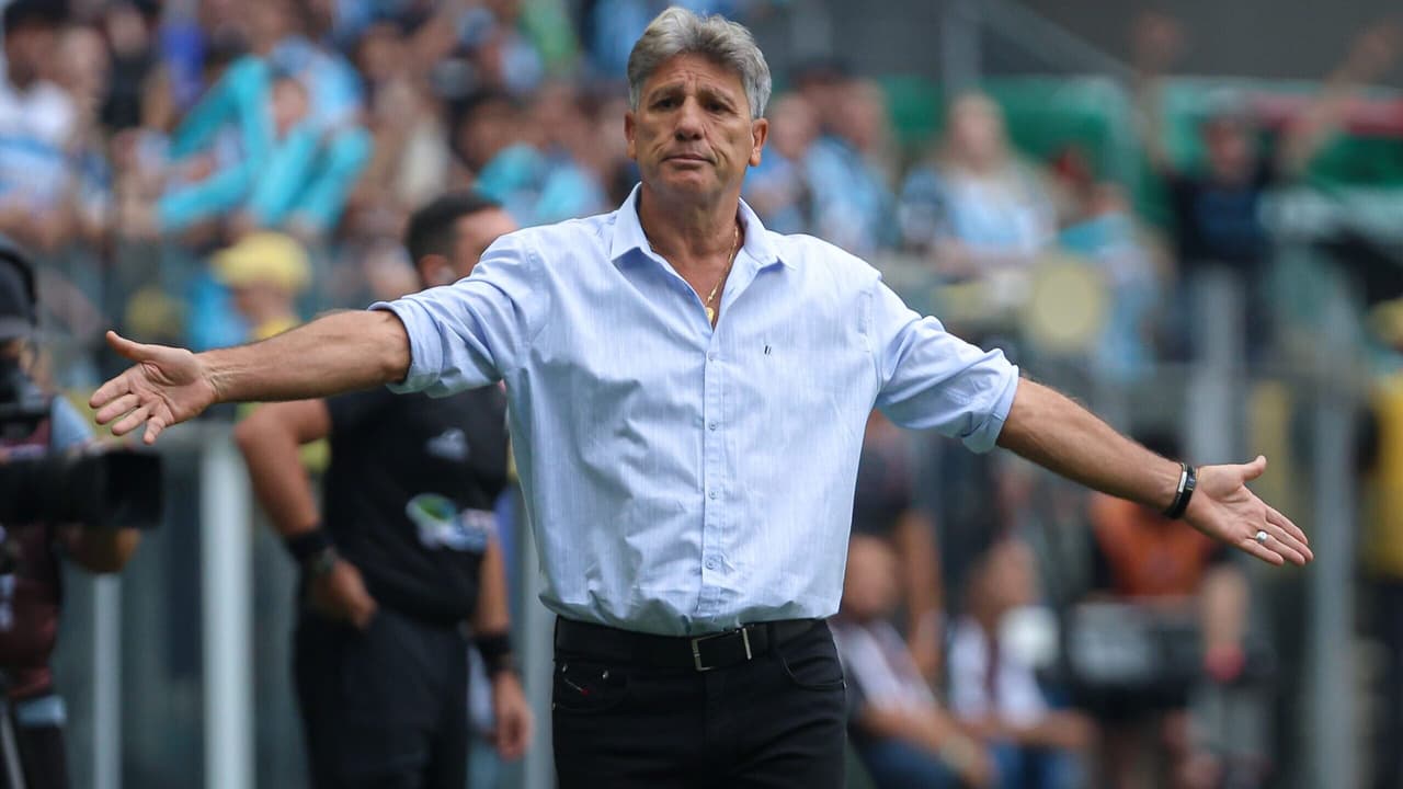 Jogadores do Grêmio invadiram a coletiva de imprensa de Renato Gaúcho e deram banho isotônico no técnico.