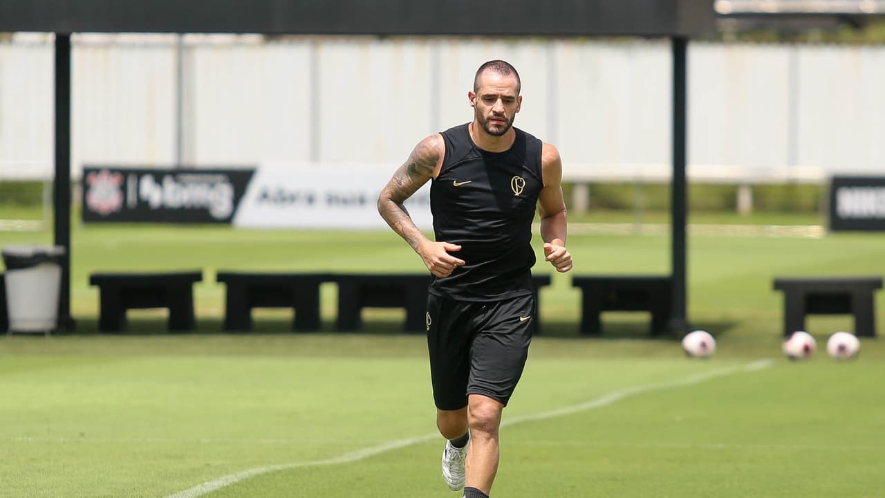 Renato August fez uma inspeção no lóbulo da orelha;   veja quantas vezes ele vai sentir falta do Corinthians