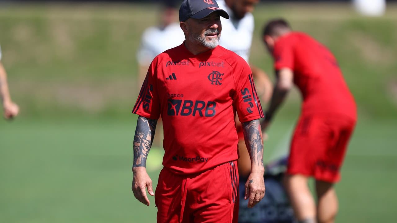 O meio-campista do Flamengo sofreu grave lesão e Sampaoli fará ajustes contra o EUA-MG.   Confira a possível escalação!