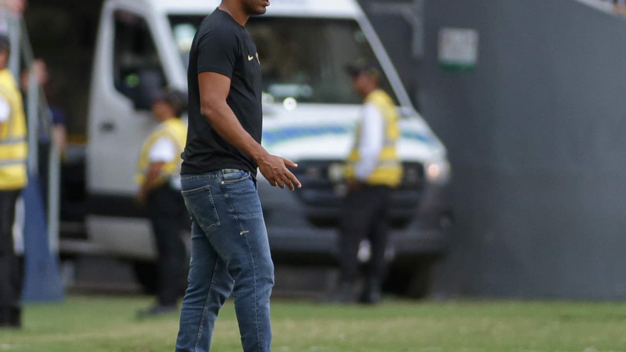 Fernando Lázaro avaliou o meio defensivo do Corinthians na vitória e destacou: ‘Foi consistente’.