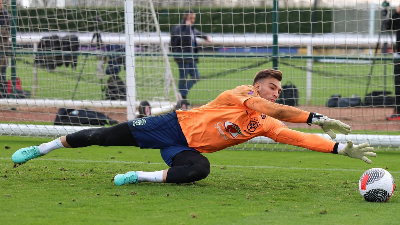 Quem será o goleiro principal?   Assista à defesa de Bento, Rafael e Léo Jardim no treino da Seleção