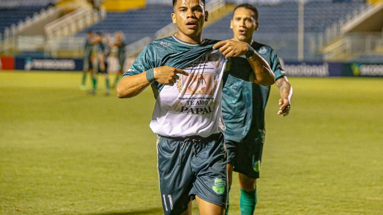 Após temporada de sucesso no Floresta, Romarinho aguarda oferta da Série B