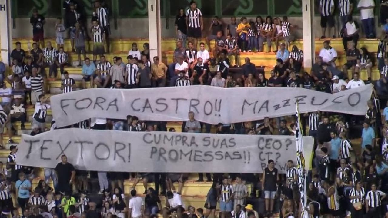 Torcedores do Botafogo comemoram contra John Textor e Luis Castro na semifinal da Copa Rio