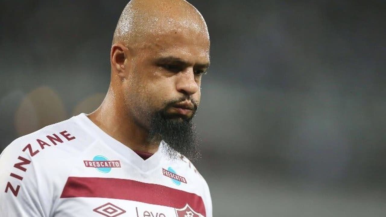 Felipe Melo sente dores no joelho e vira mais uma baixa do Fluminense no confronto com o Atlético-MG