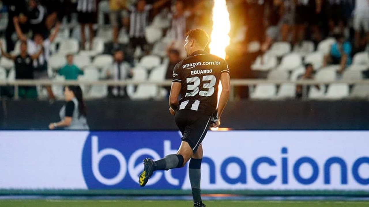 Eduardo culpa árbitro pela vitória do Botafogo e fala sobre fase de gols da temporada: 'Quero ajudar'