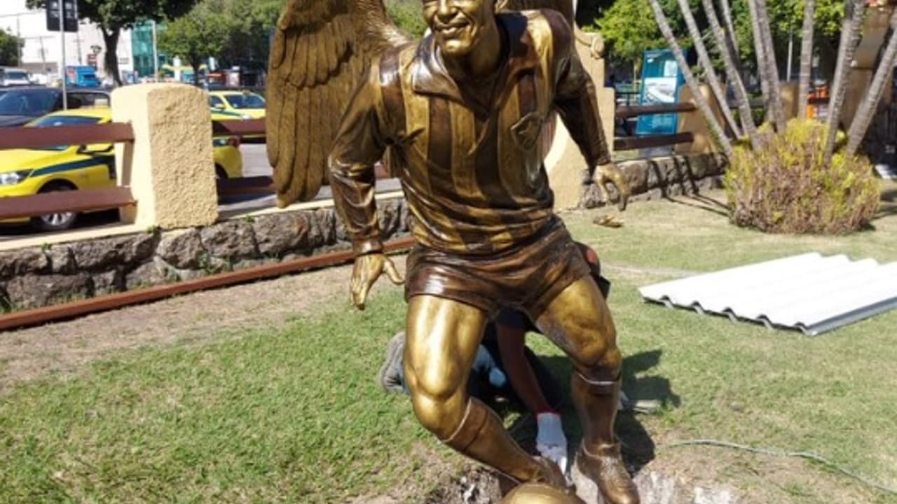 Estátua em homenagem a Garrincha está pronta e Botafogo já divulgou data oficial para sua inauguração