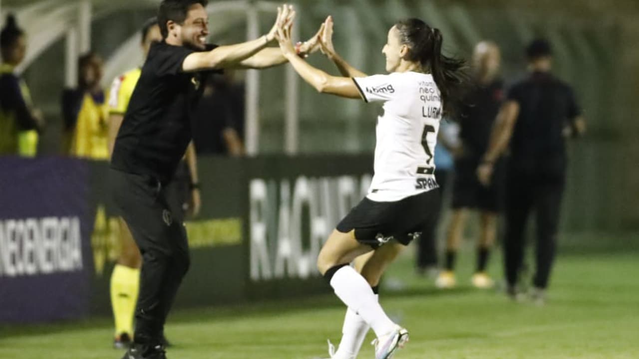 Corinthians vence o Athletico-PR e mantém liderança no Brasileirão feminino