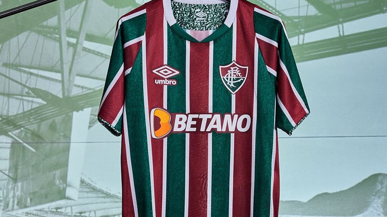 Fluminense apresenta novas camisas tricolores para a temporada 2024