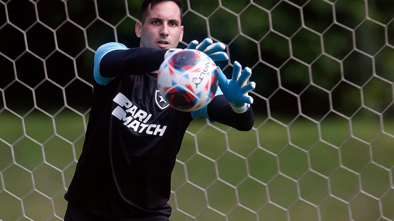 Ídolo do Botafogo, Gatito Fernandez treina com bola e fica mais próximo do retorno