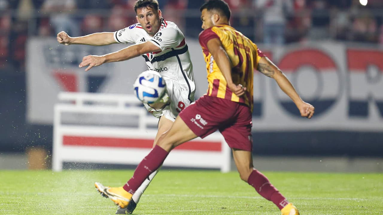 É aí que a coisa complica, São Paulo!   Líder mexicano ameaça contratar principal atacante do Tricolor