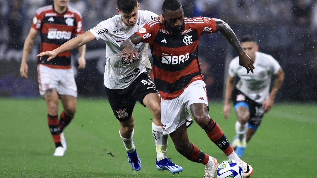 Em noite chuvosa, o Flamengo abriu o placar, mas o Corinthians tentou o empate para o Brasileirão.