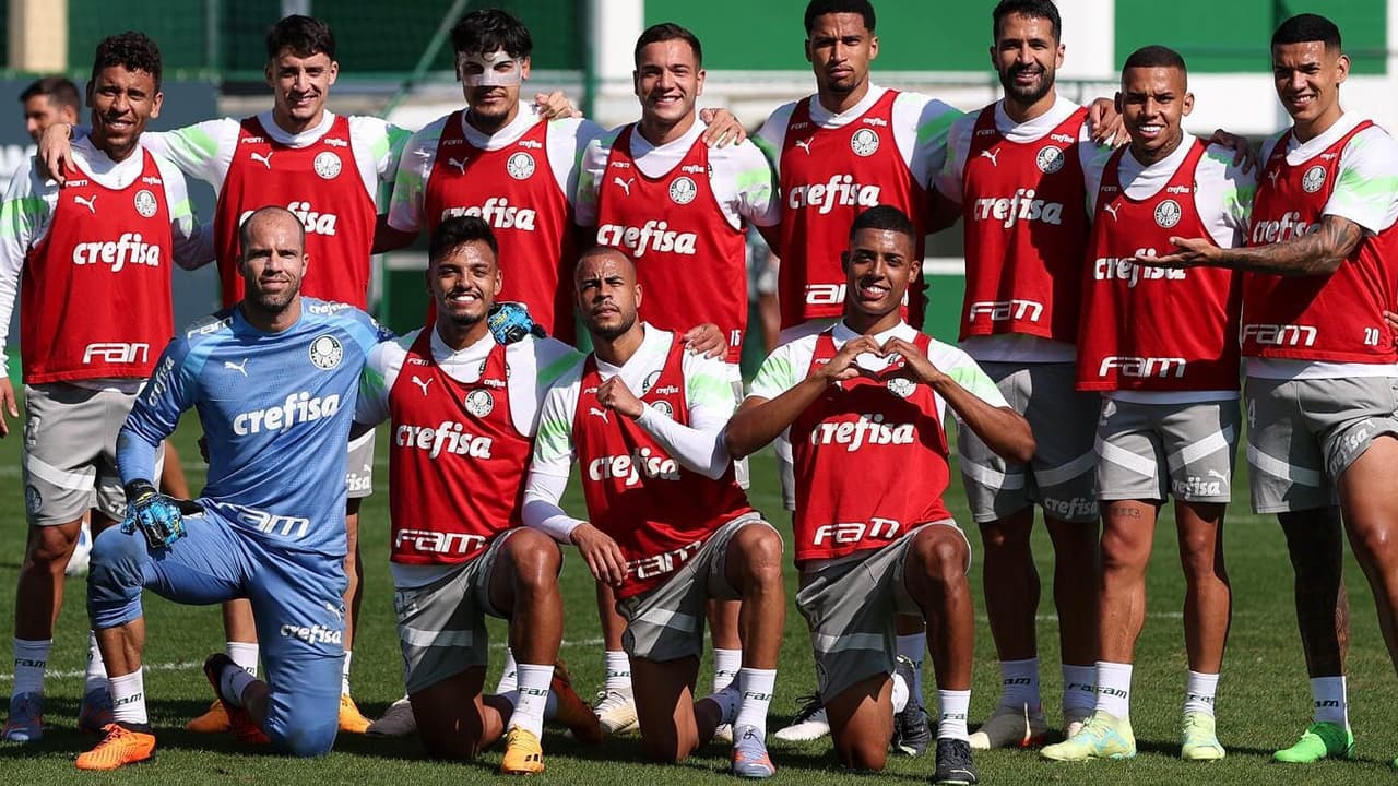 Com a oportunidade de garantir os titulares, o Palmeiras completou a preparação para enfrentar o Atlético-PR;   veja o comando de probabilidade