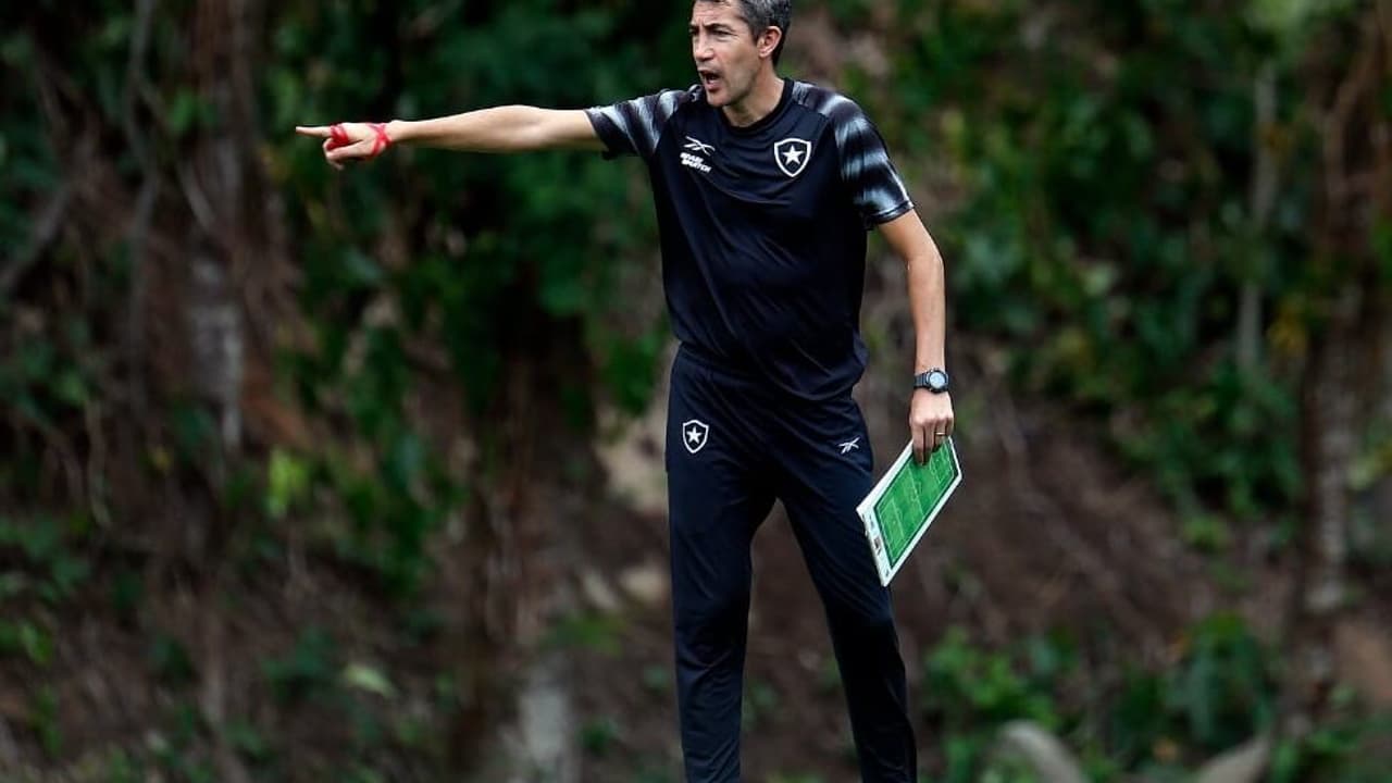 Bruno Lage demonstra confiança nos jovens jogadores do Botafogo e valoriza atuação de Matías Segovia