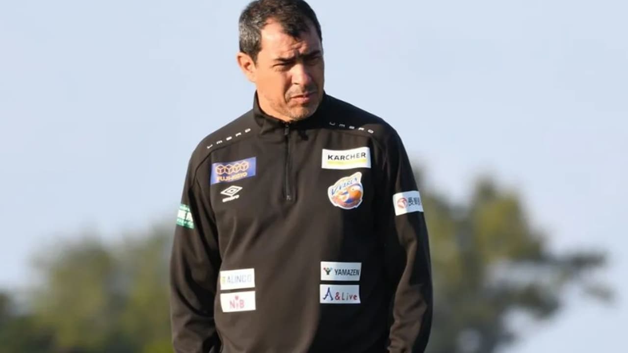 Contrato longo e multa pesada pela rescisão de Fábio Carille no Japão atrapalham desejo do Santos pela volta do técnico