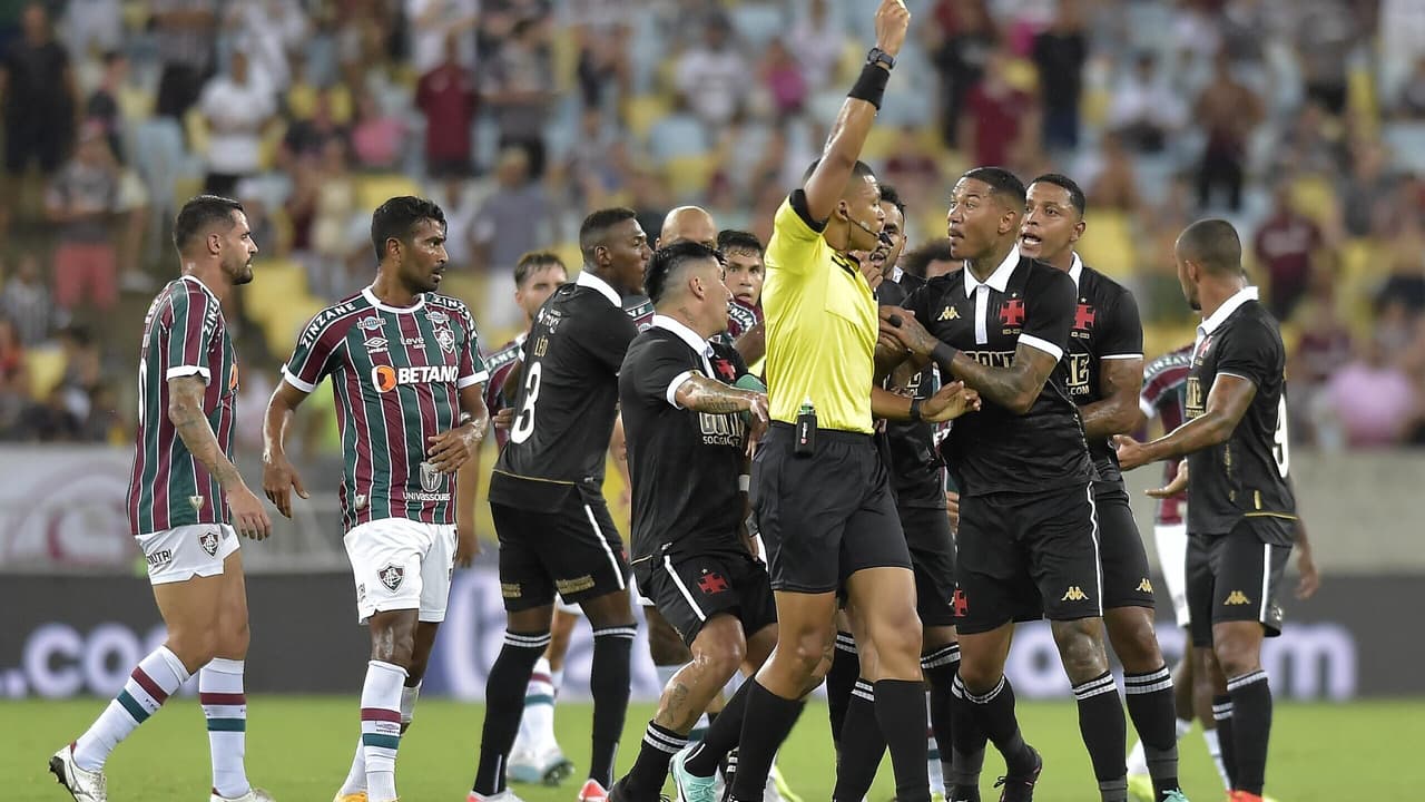 Fluminense x Vasco: Web detona arbitragem sobre demissão de Medel: ‘Uma vergonha completa’