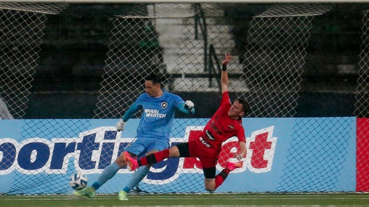 Análise: O que Bruno Laz precisa focar após empate do Botafogo com o Patronato