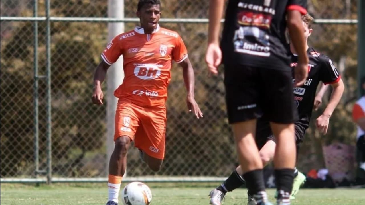 O Corinthians recrutou canhotos na casa dos 20 anos.