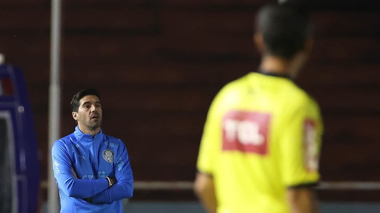 Abel reclamou da câmera usada pelo VAR e criticou os gols do Palmeiras: ‘Deveria ter sido 4 ou 5 a 1’.