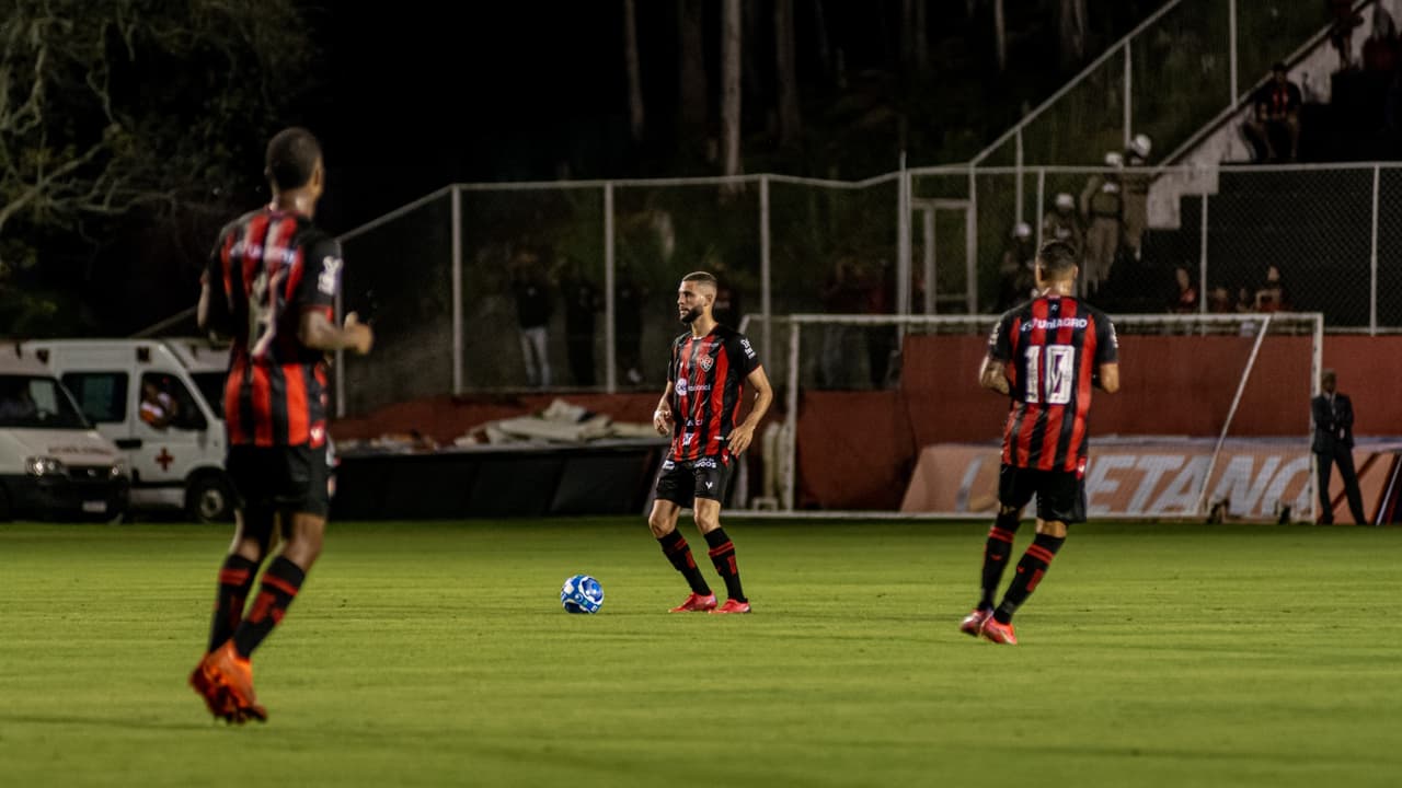 Wagner Leonardo comemora estreia do Vitória com triunfo na Série B