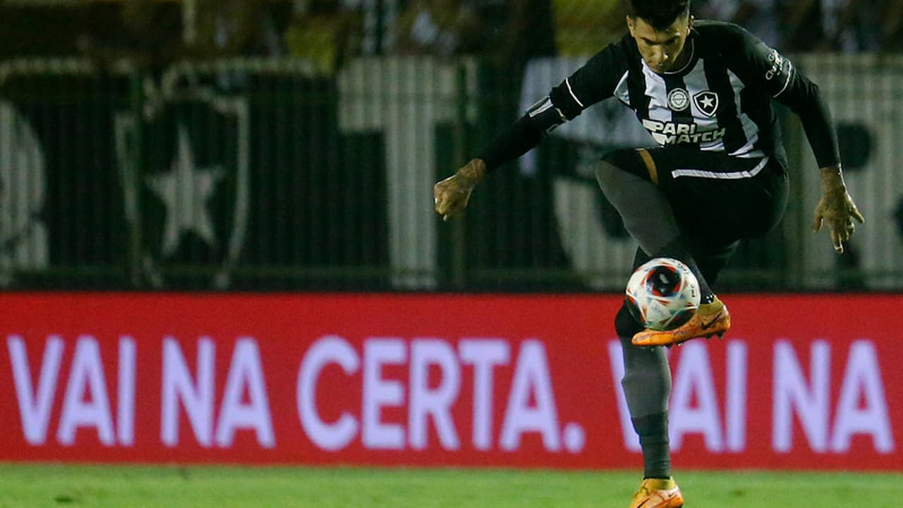 Victor Cuesta admite mau desempenho do Botafogo após eliminação: 'Assumimos a responsabilidade'