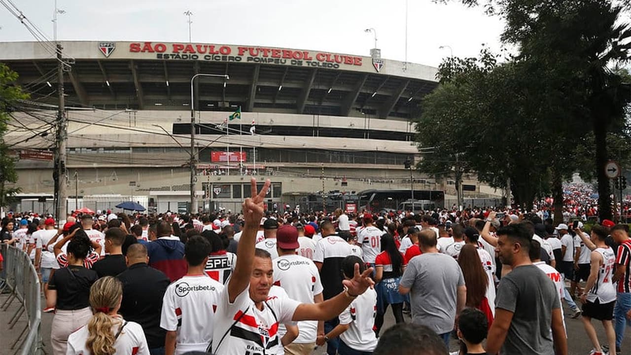 São Paulo sai do Morumbi para as quartas de final do Paulistão e começa a consertar o gramado antes do show