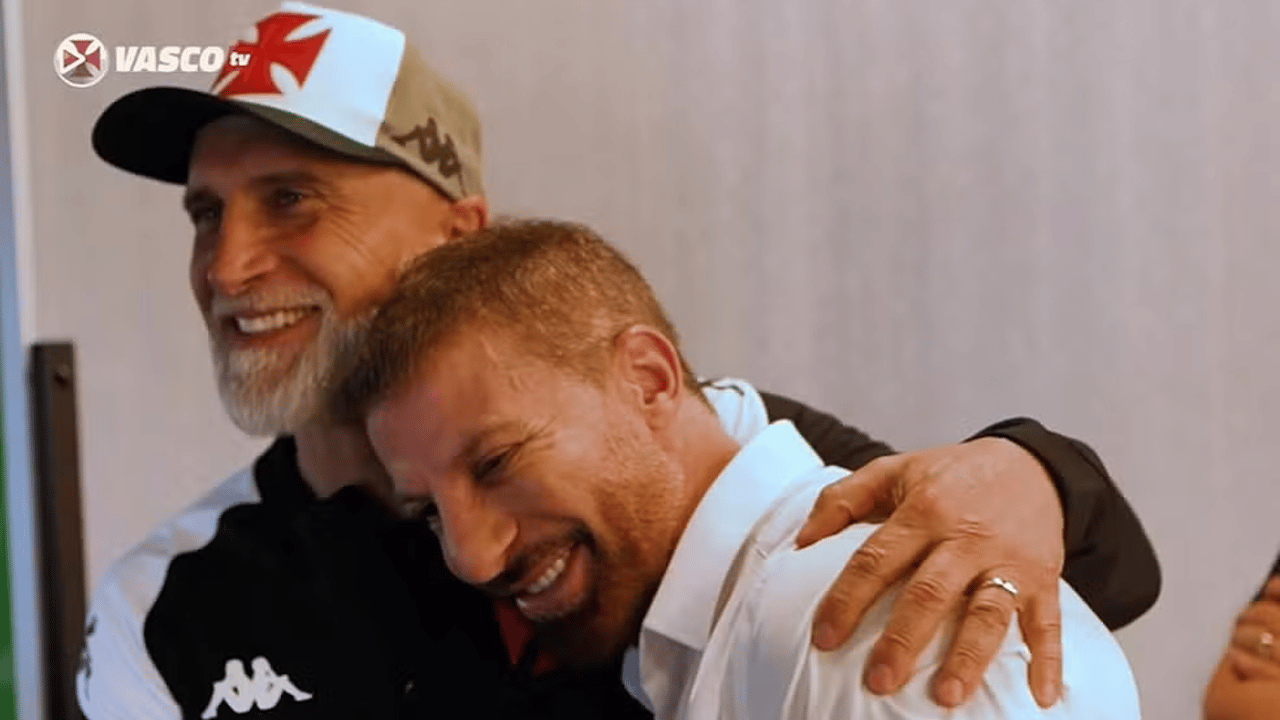 Pedrinho visita CT do Vasco e conversa com jogadores