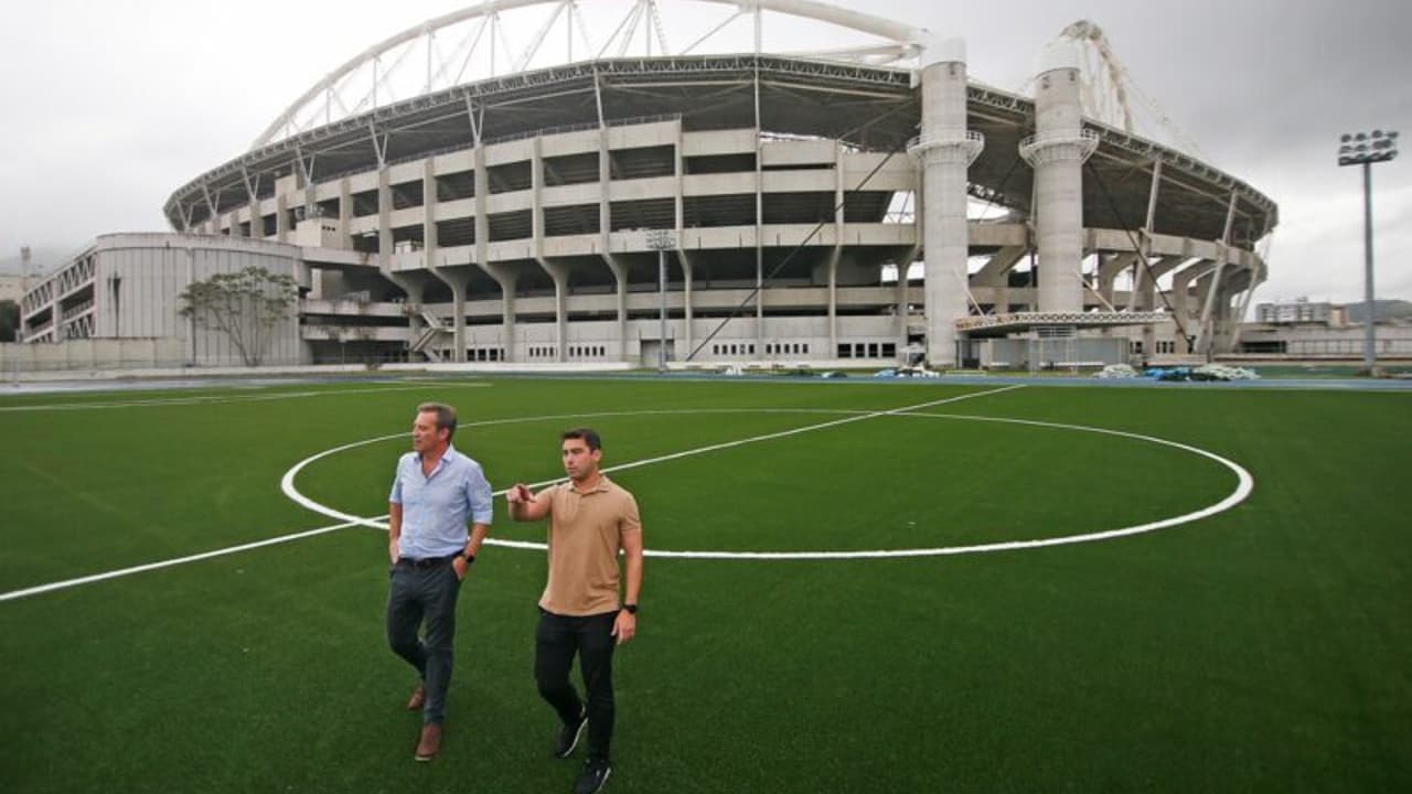 Dirigentes do Botafogo, Nilton Santos ajudou no campo adesivo e coordenou o trabalho final no gramado