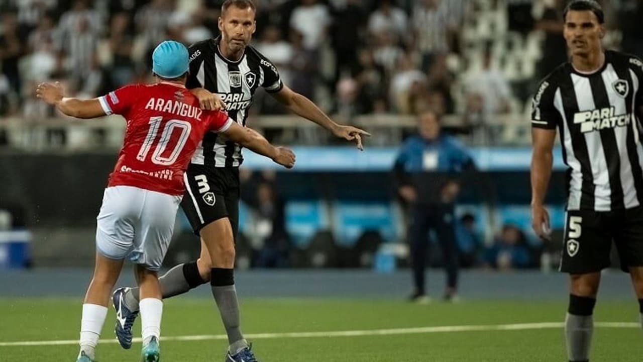 'Estou feliz, me aposentando do clube que amo', disse Joel Carli em seu último jogo pelo Botafogo