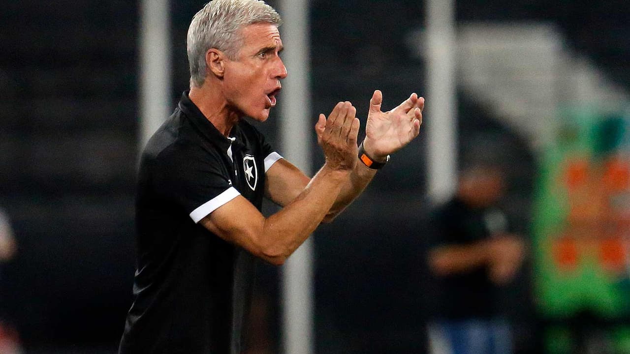 Luis Castro elogia desempenho do Botafogo após conquista da Copa do Brasil: 'Não abrimos mão da oportunidade para o nosso adversário'